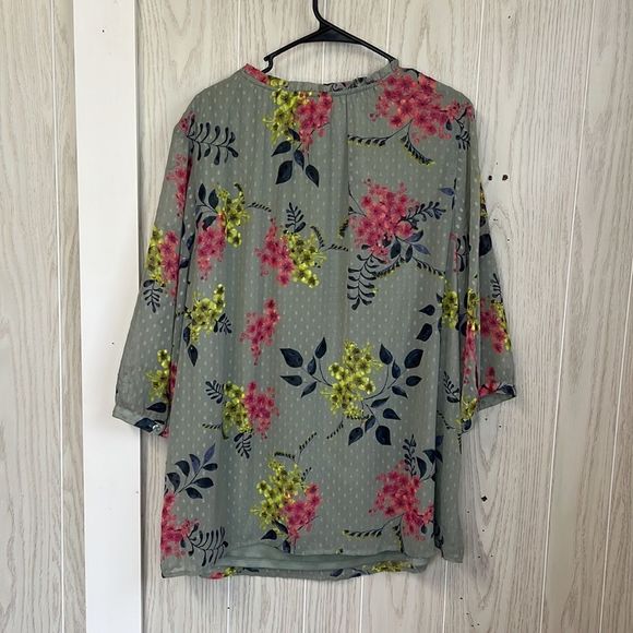 Catherine’s 1X 18/20w 1/2 sleeve floral blouse. Layered bodice. Ties in front - Picture 7 of 7